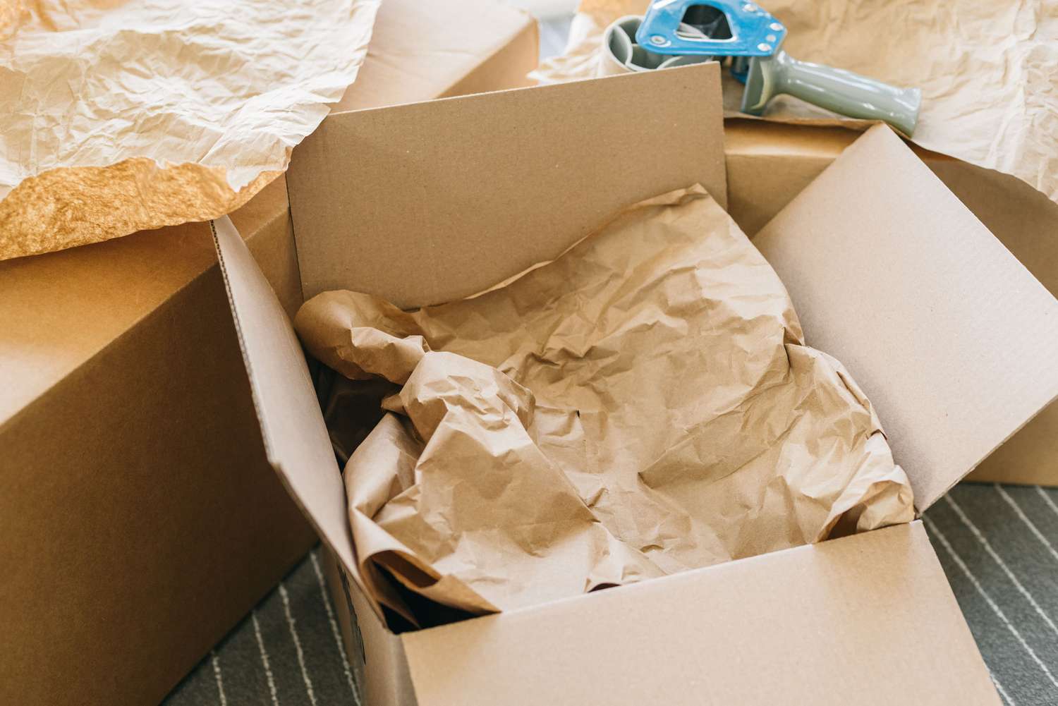 den Rest des Kartons mit Packpapier auffüllen