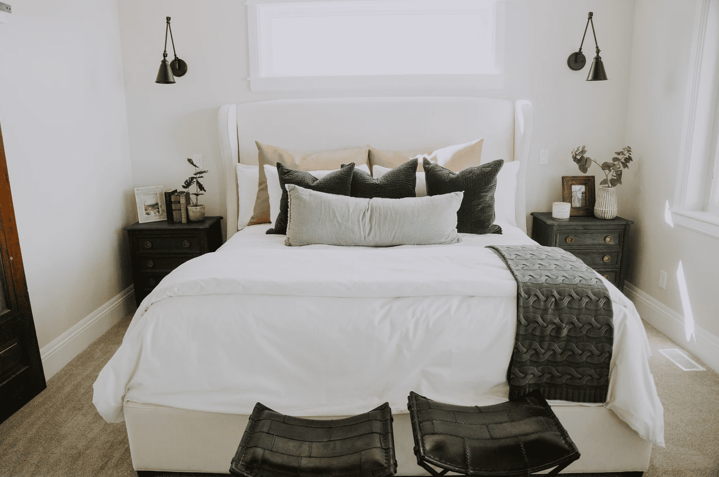 Dormitorio con ropa de cama blanca