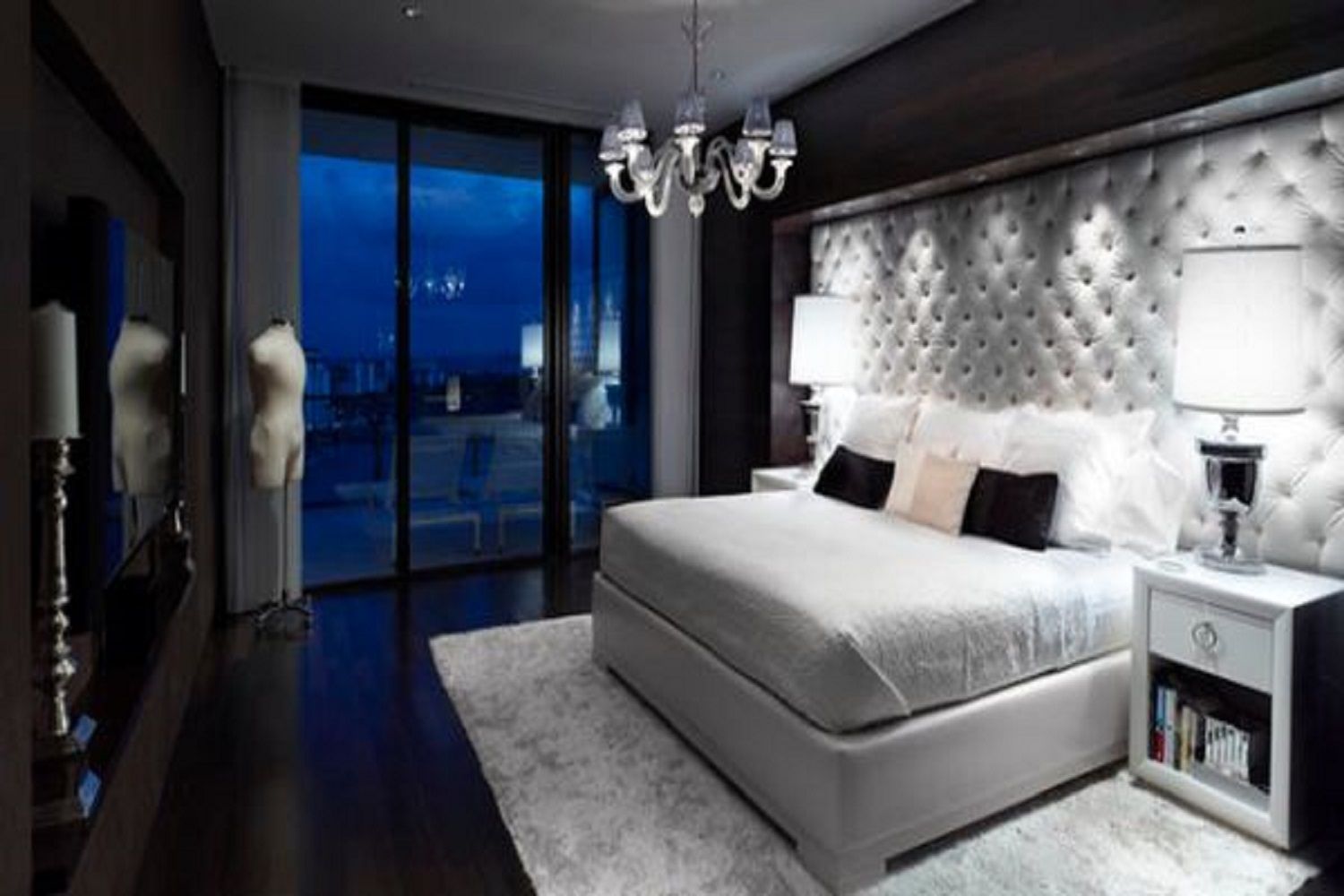 Wunderschönes Schlafzimmer mit dunklen Wänden und silbernem, getuftetem Polsterkopfteil