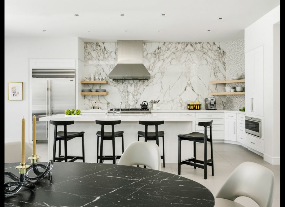 Backsplash de mármore branco e cinza em uma cozinha moderna com detalhes em preto e dourado