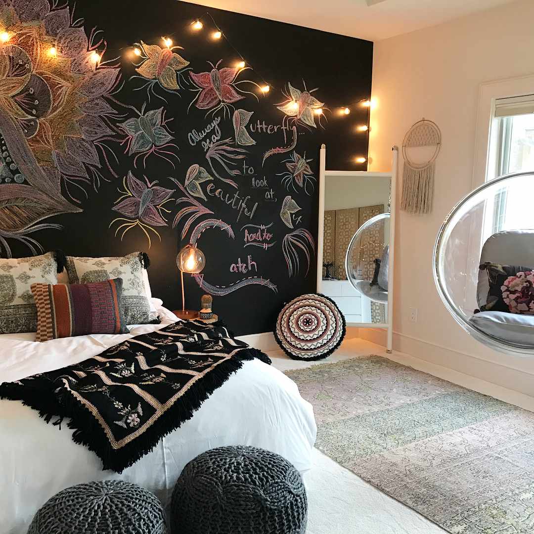 Chambre à coucher avec un grand mur de tableau noir derrière le lit