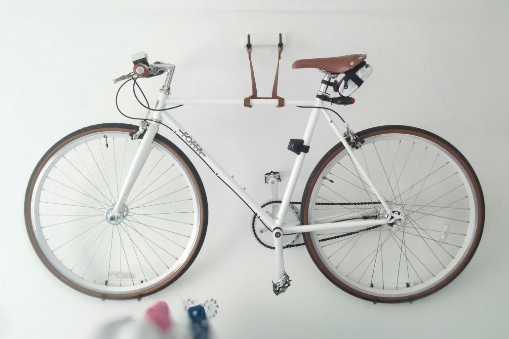 Bicicletário feito a partir do hack de toalheiro de dois ganchos da Ikea