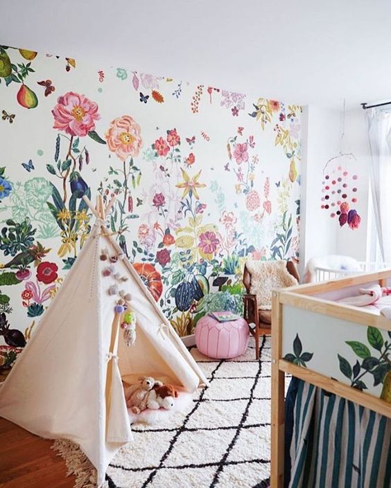 Modernes Boho-Kinderzimmer mit wunderschöner Blumenwand