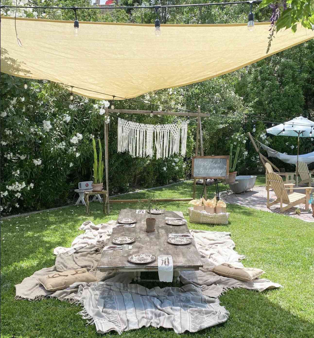 zona de sombra en el patio trasero con mesa de madera flotante