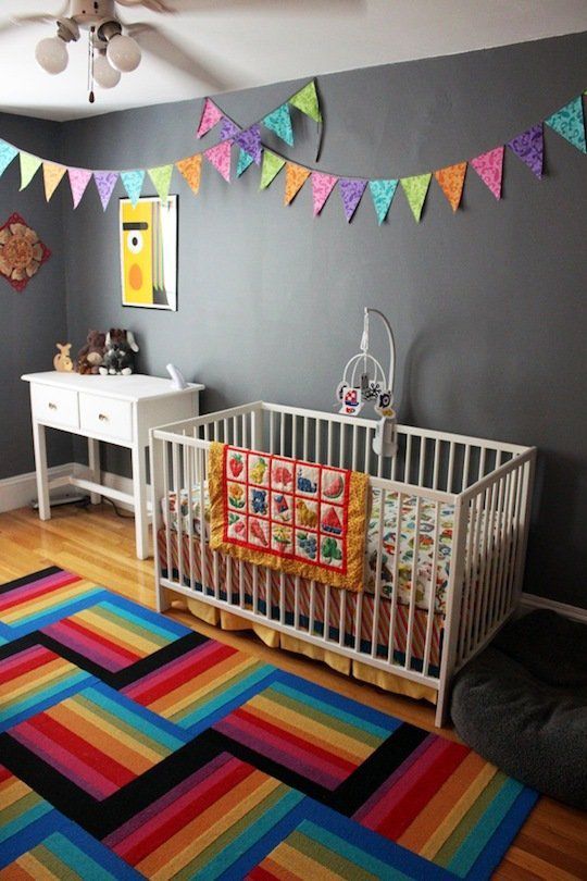 Chambre d'enfant noire et blanche avec des accents colorés et arc-en-ciel