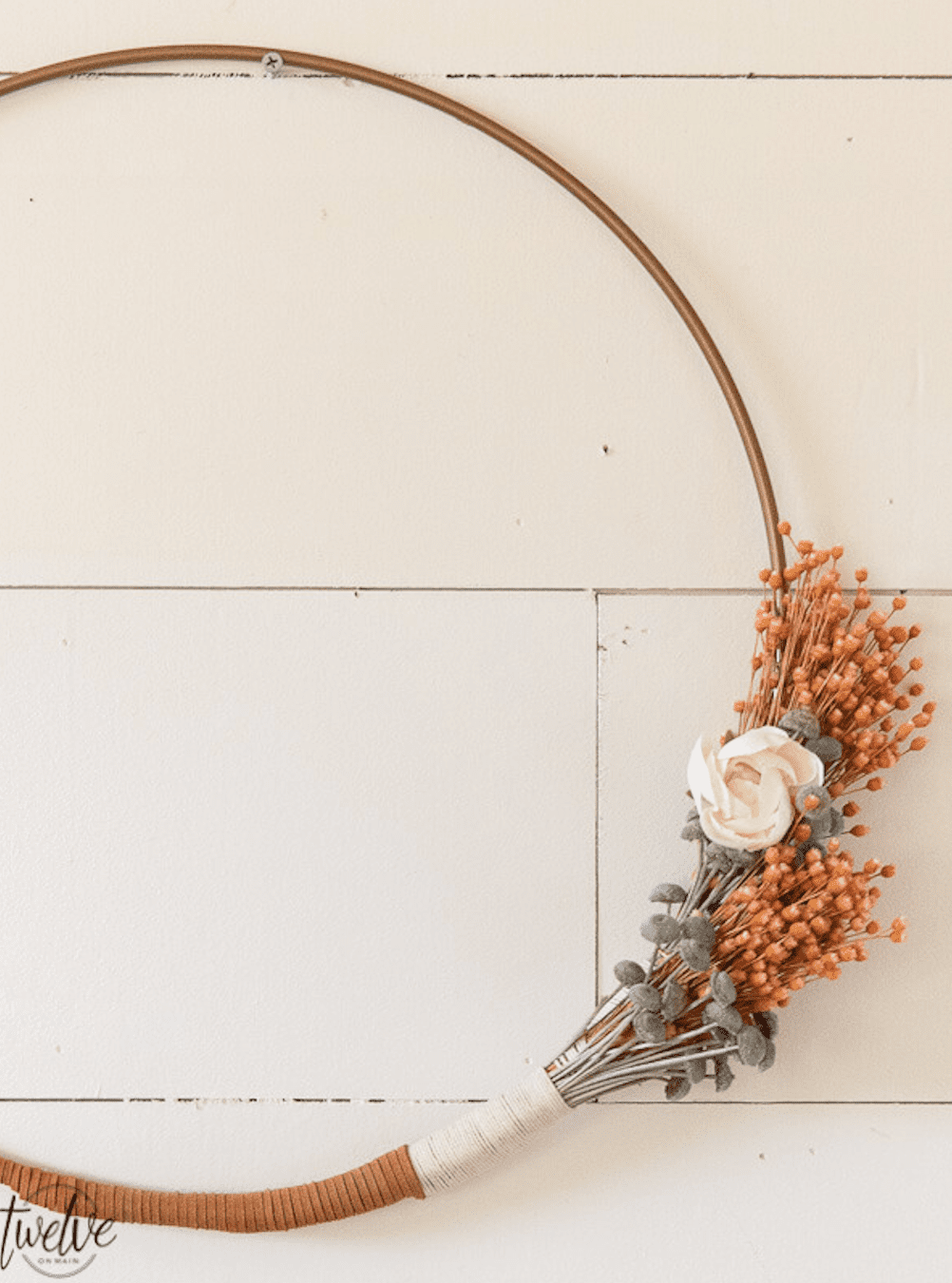 corona de aro metálico con flores