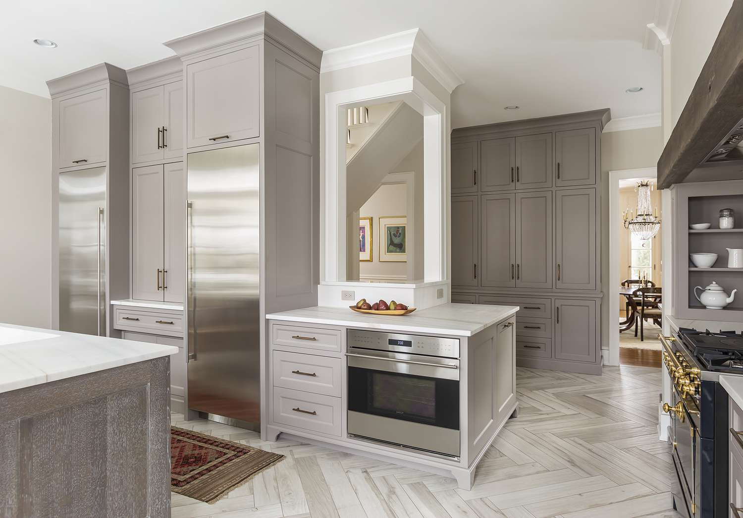 Helle Wände und graue Küchenschränke in der Küche