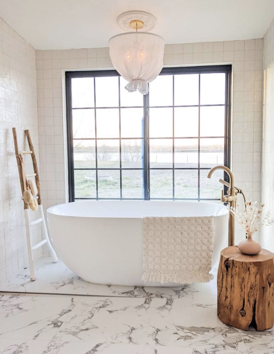 salle de bain avec sol en marbre