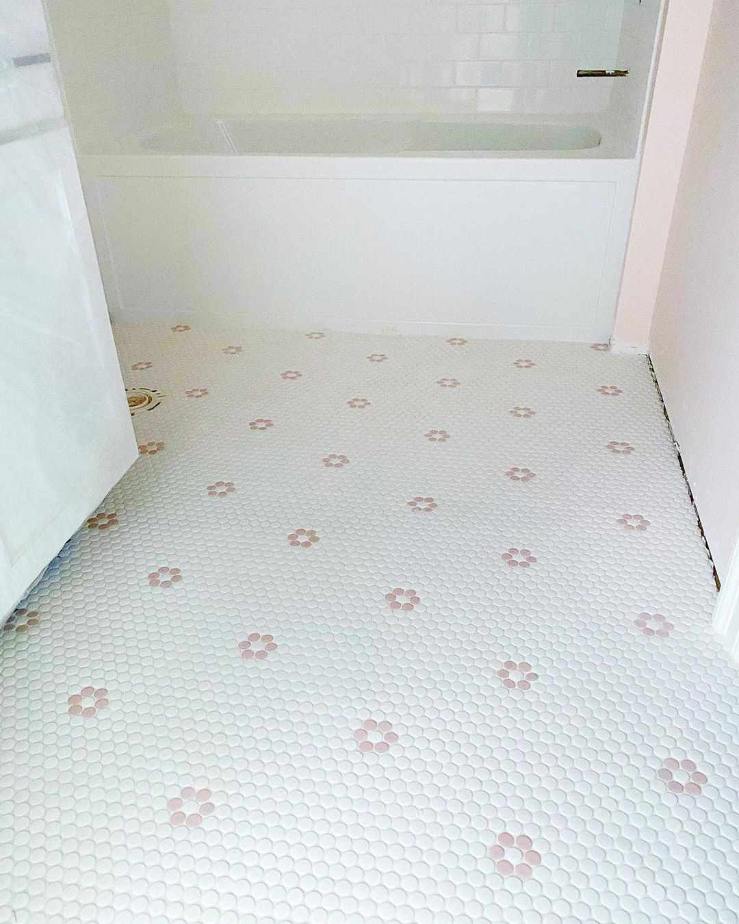 Salle de bain avec carrelage floral penny