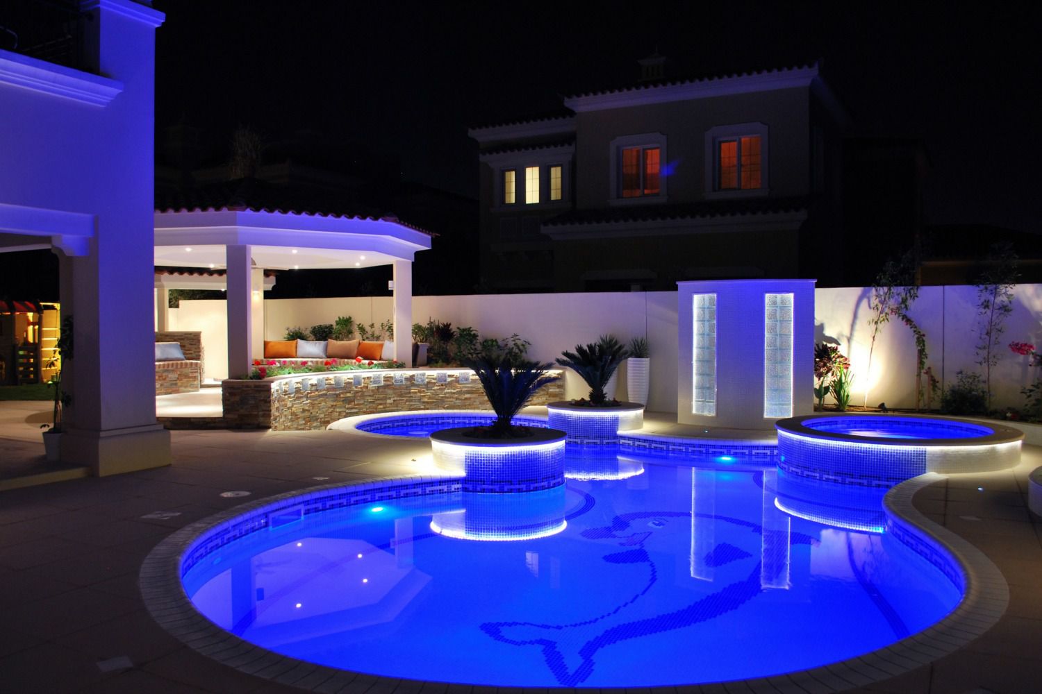 piscina moderna à noite