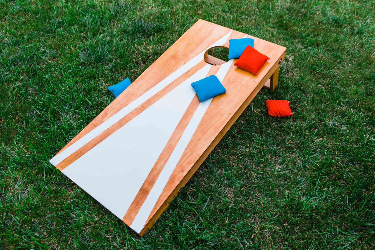 la mitad de un juego de cornhole