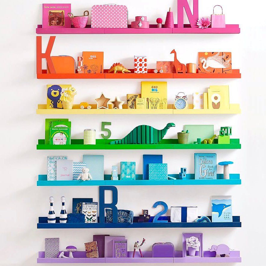coloridas estanterías con juguetes de colores coordinados