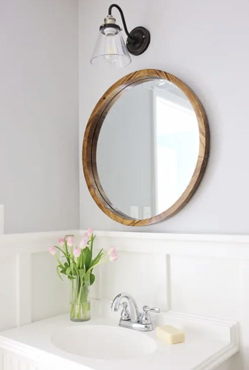 Um espelho redondo de madeira DIY estilo meados do século