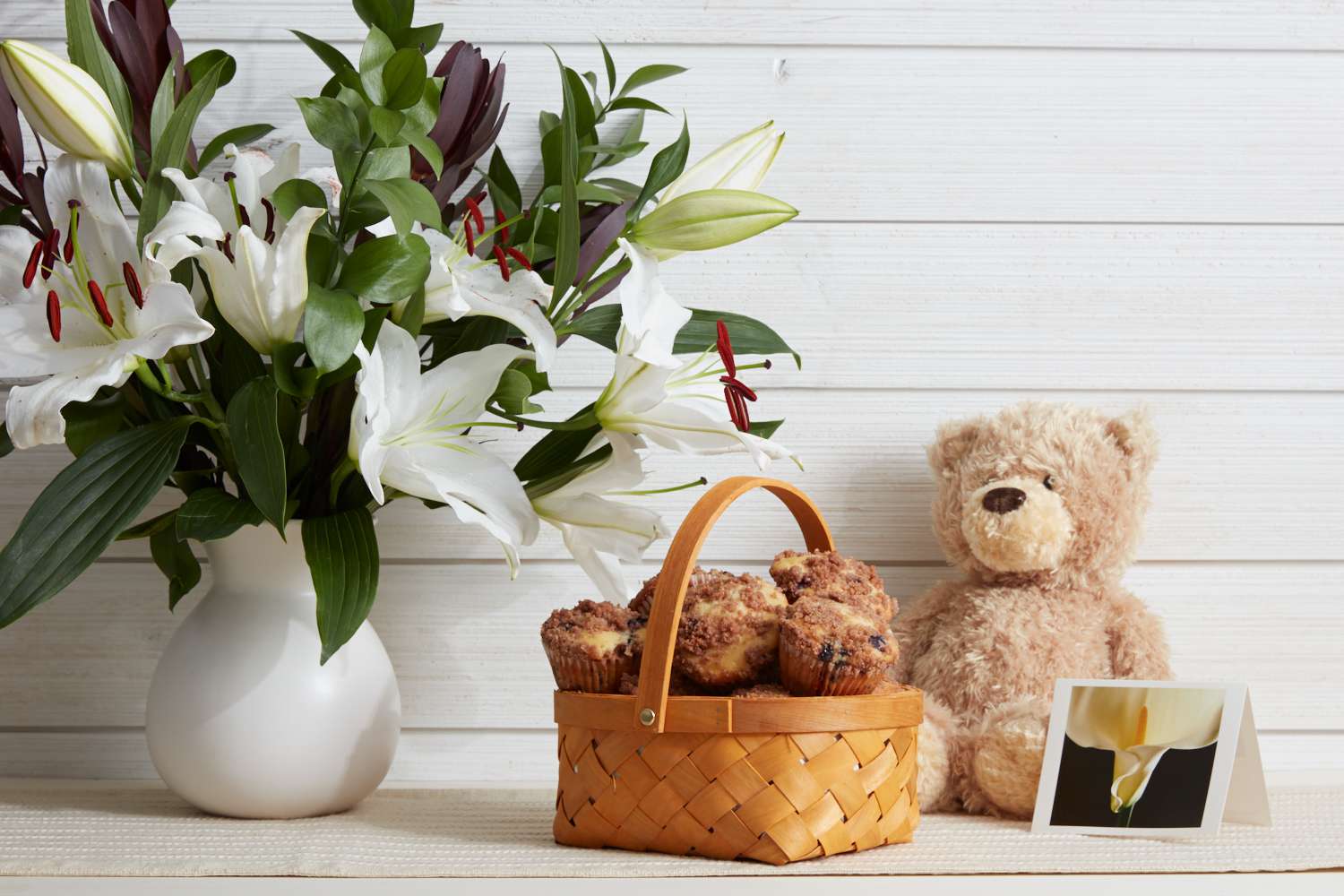 Teddybär, Muffins, Blumen und eine Karte