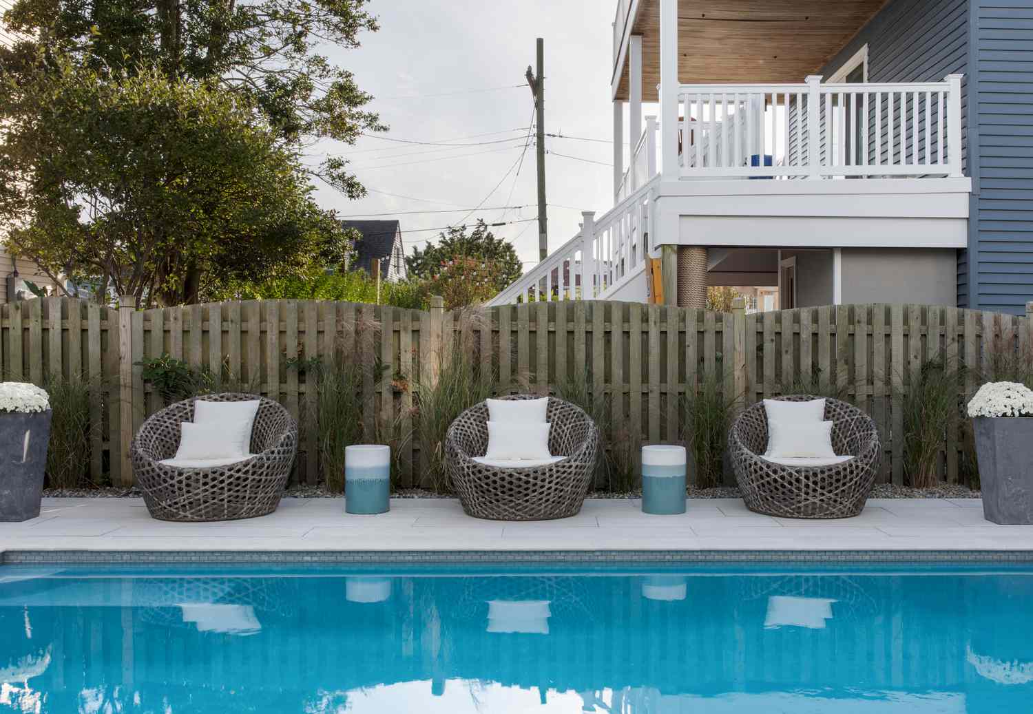 Kokonsessel umgeben den Pool im Haus von Karen B. Wolfe auf Long Beach Island