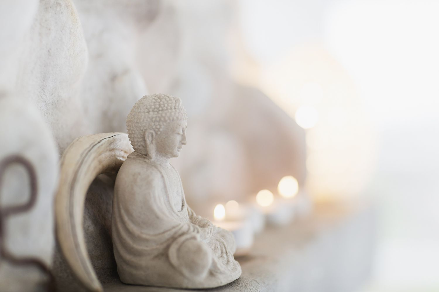 Weiße Buddha-Statue mit Teelichtern