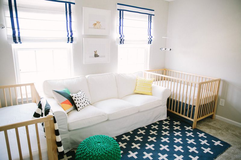 Chambre d'enfant jumelle propre, moderne et simple