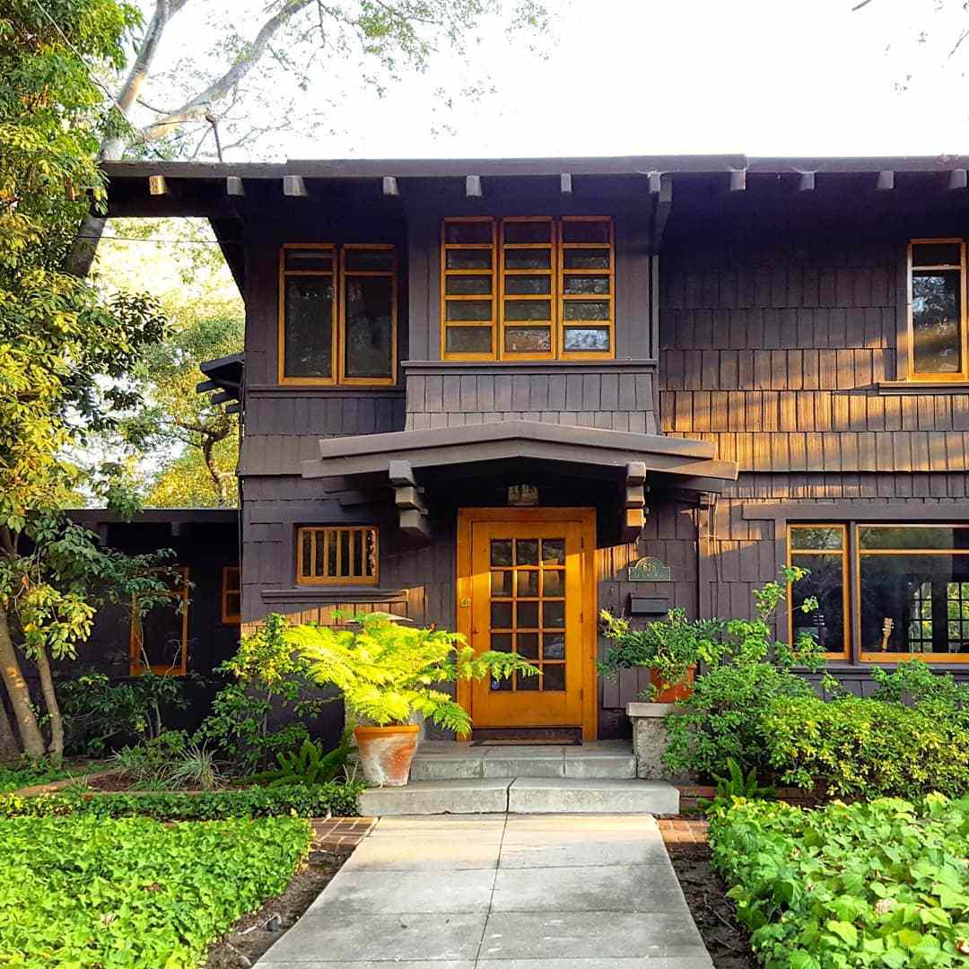 Casa estilo artesano marrón