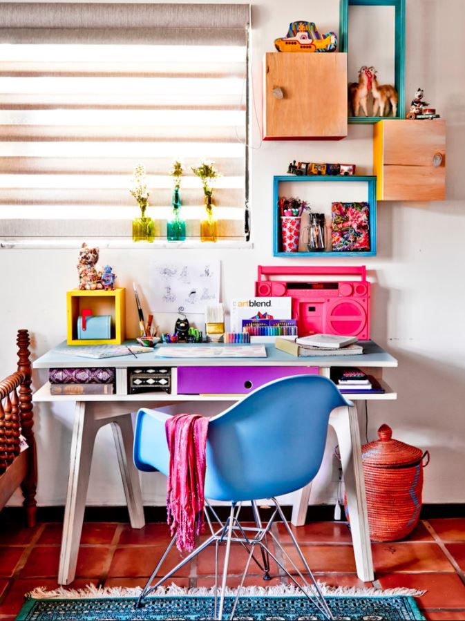 Configuração colorida da escrivaninha doméstica