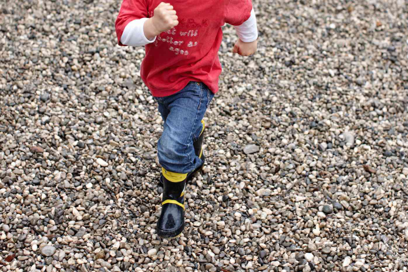 Un niño corriendo sobre una calzada de piedra