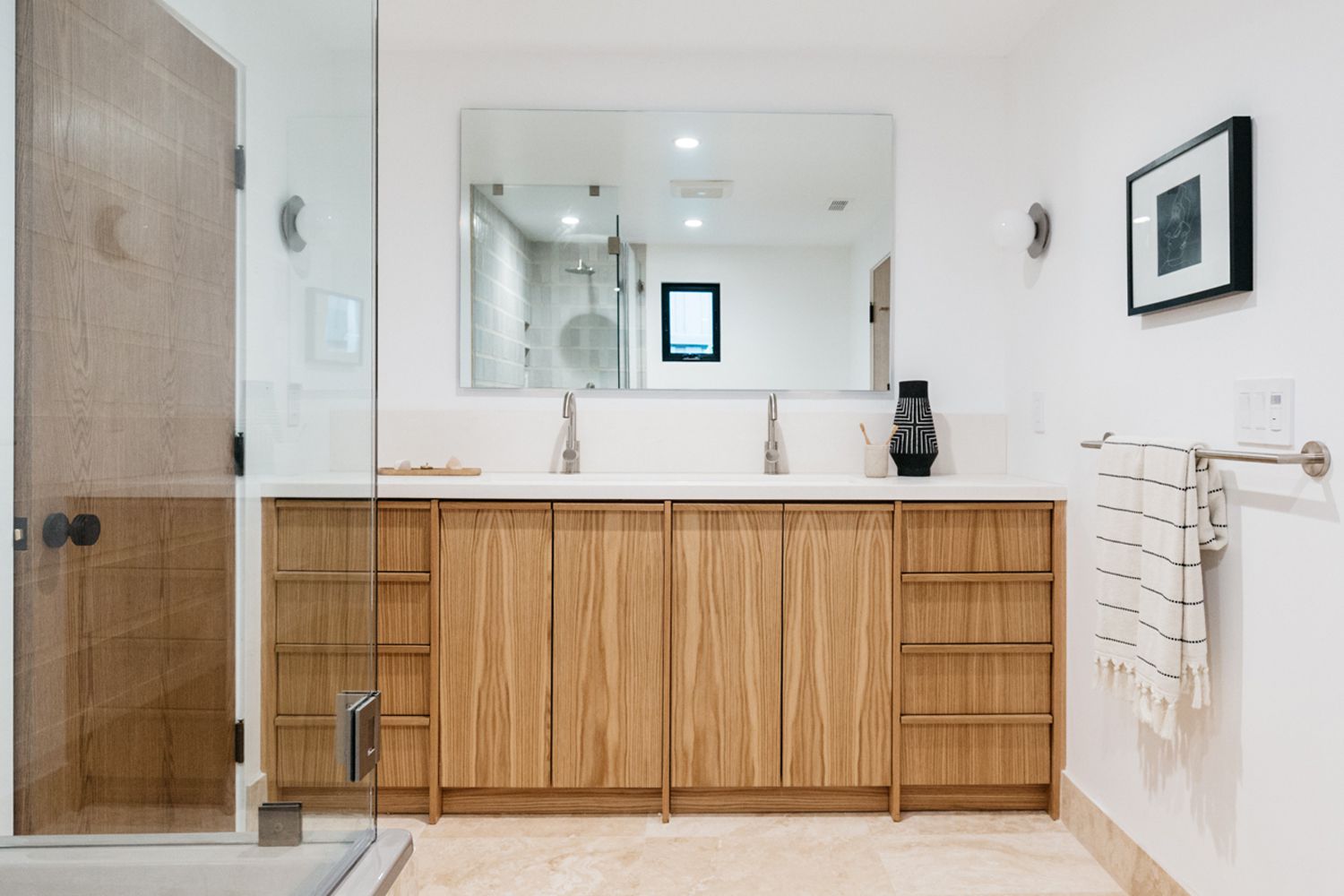 Gabinetes de banheiro com madeira natural manchada abaixo do espelho