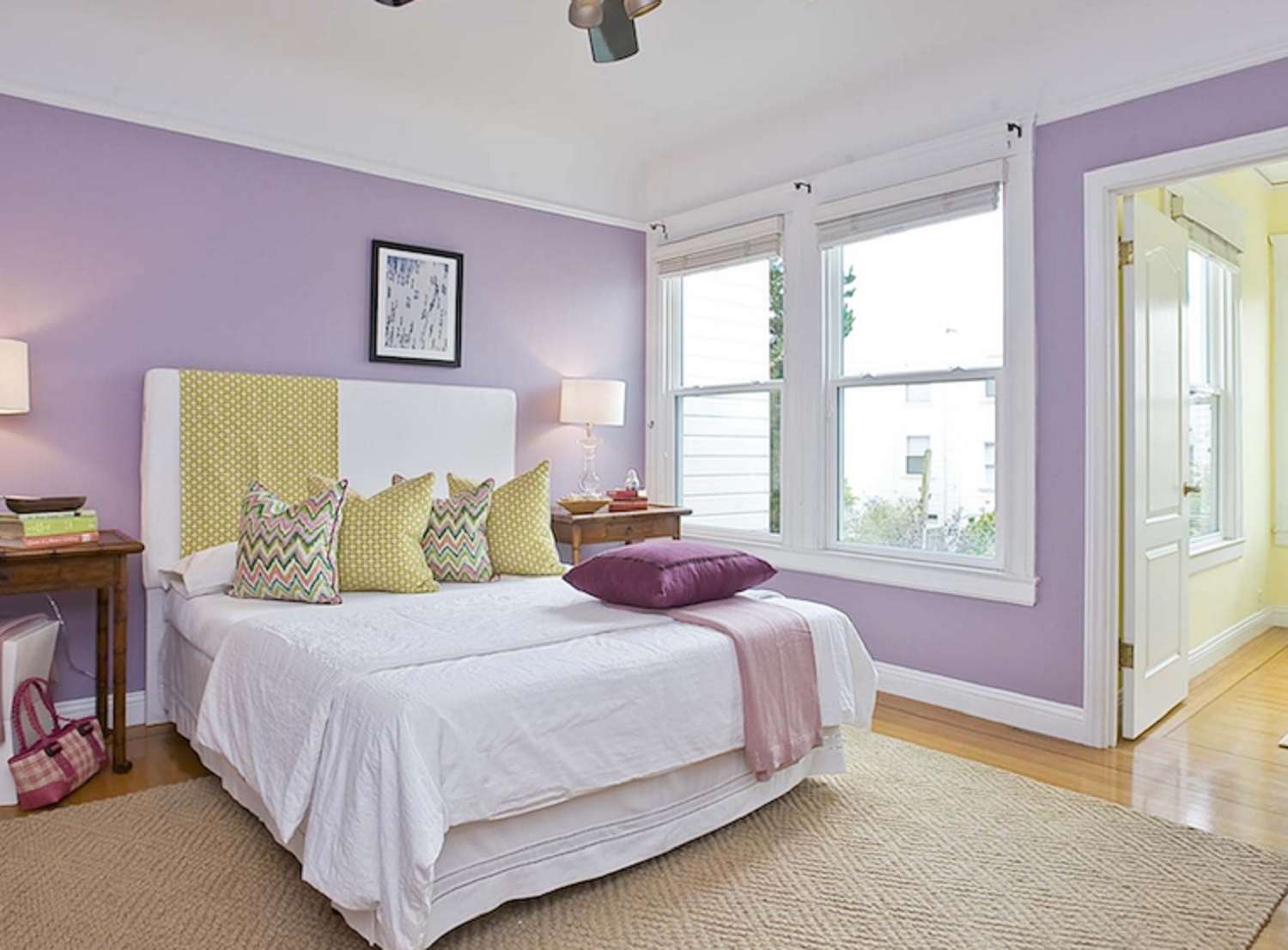 Ein Schlafzimmer in Lavendel und Gelb
