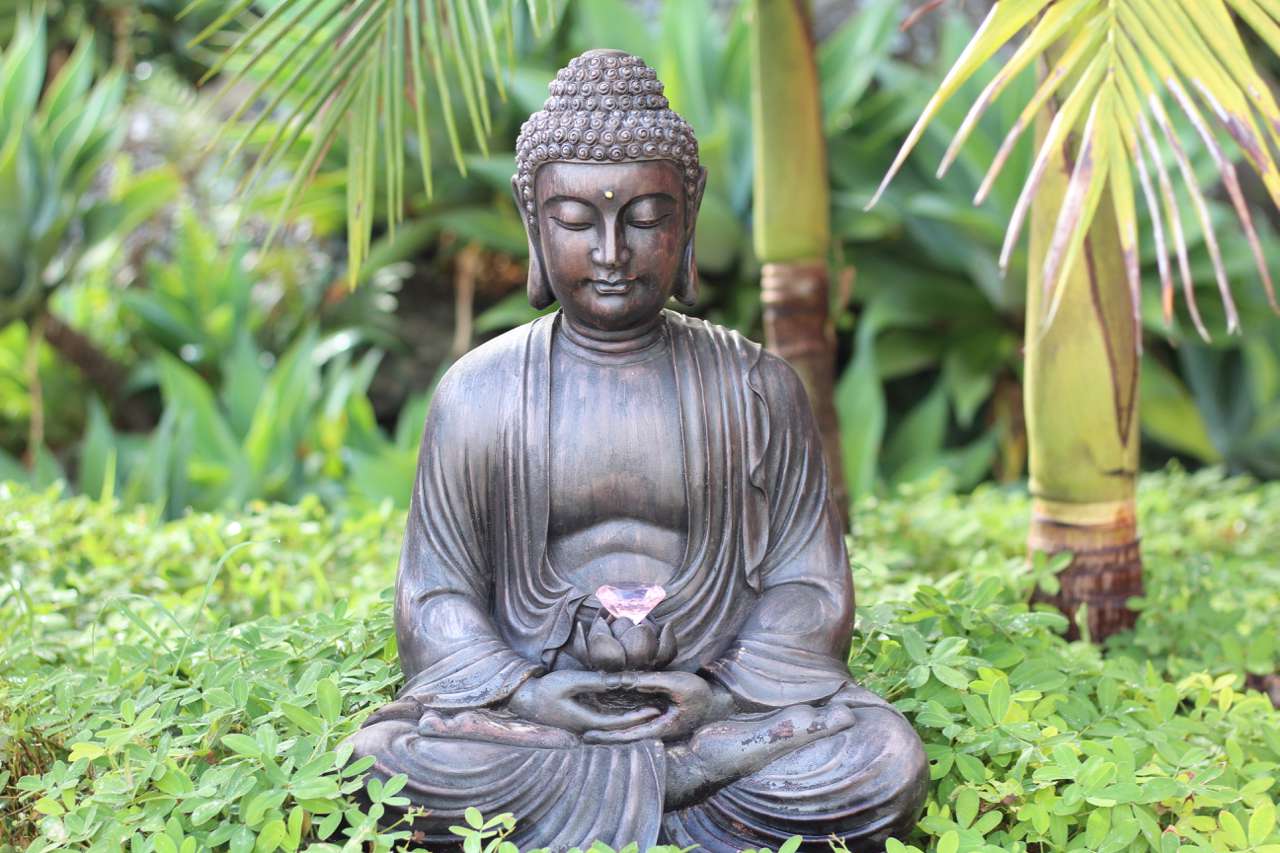 Buddha-Statue in einem Garten