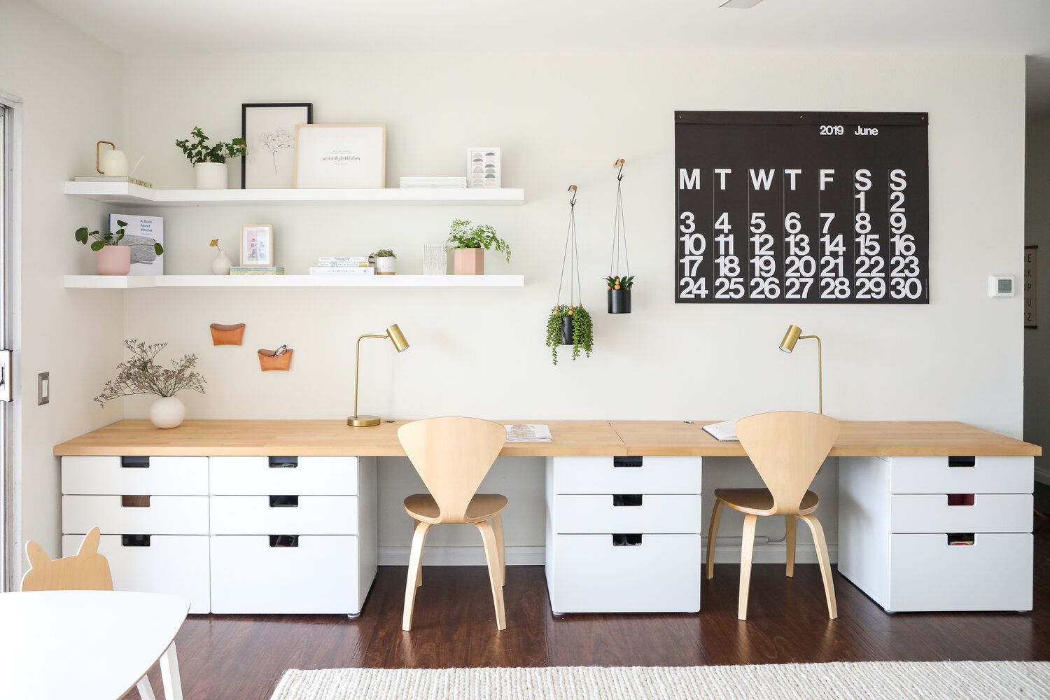 minimalistisches Heimbüro mit großem Kalender