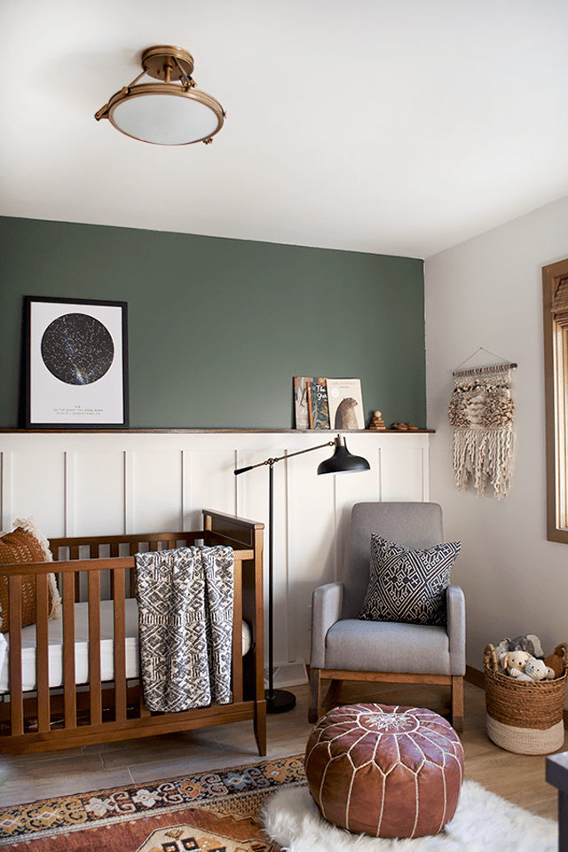 Vintage-Boho-Kinderzimmer mit dunkelgrüner Akzentwand