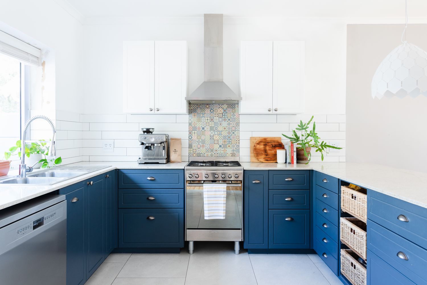 Cozinha grande e bem iluminada com gavetas em azul profundo