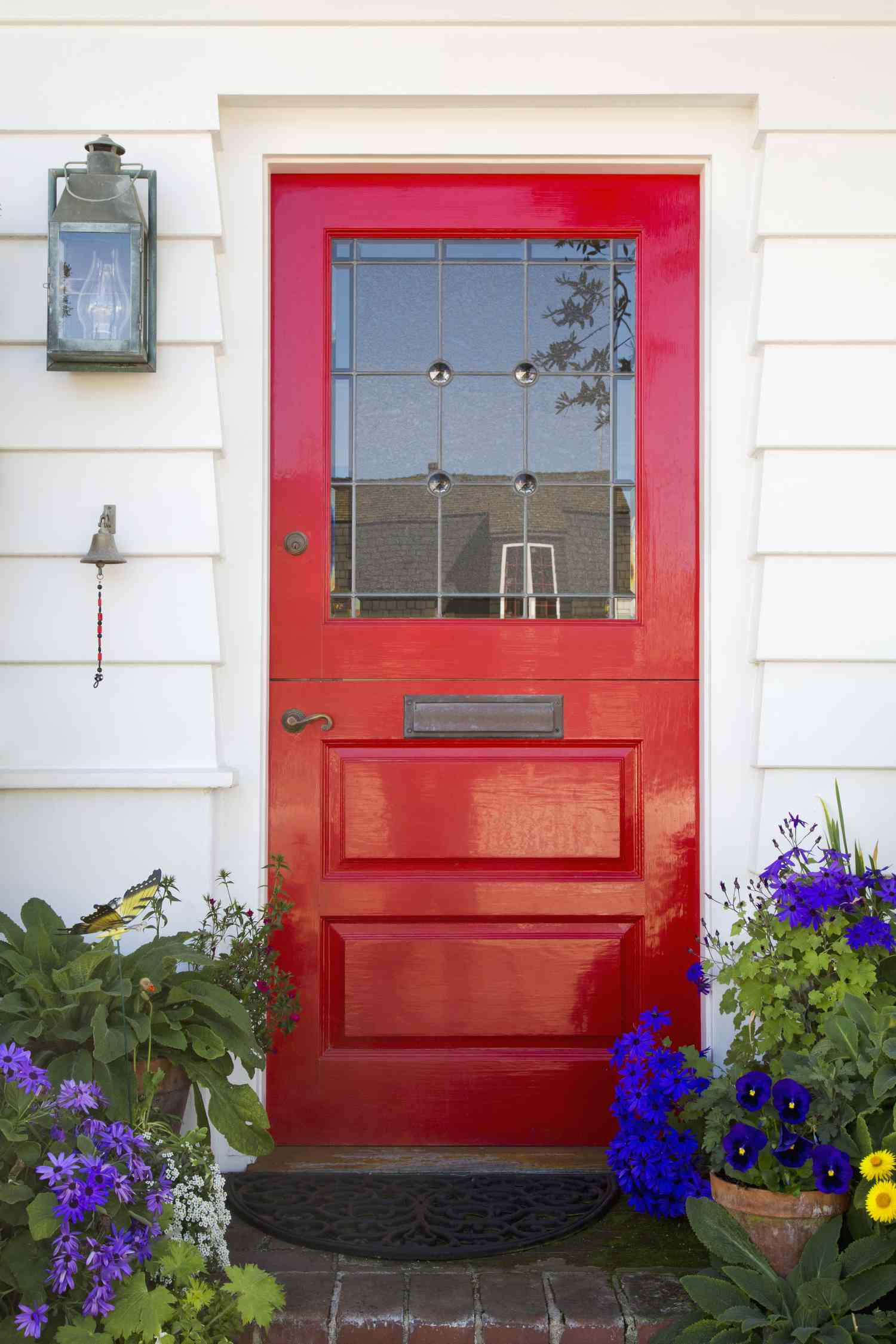 puerta principal roja con flores