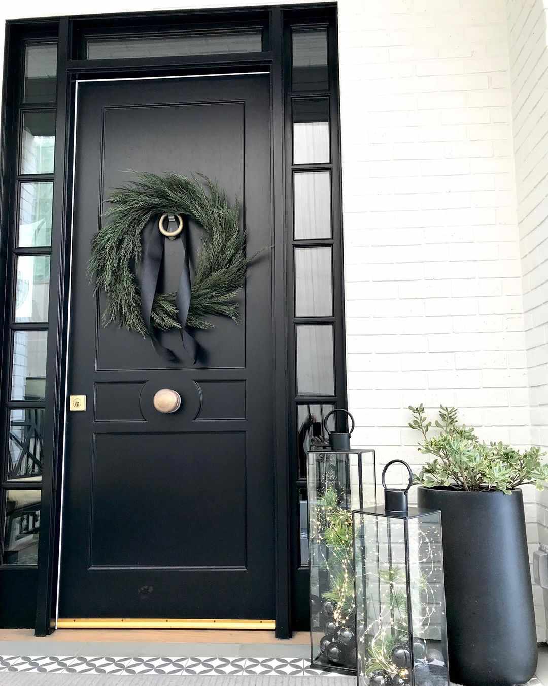 Schwarze Tür mit einfachem Kranz 
