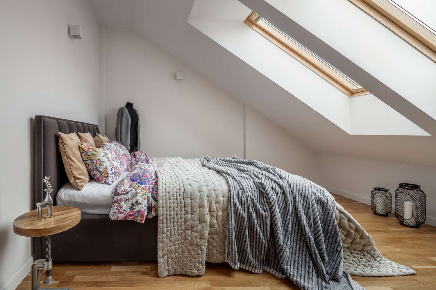 Schlafzimmer im Dachgeschoss mit Doppelbett