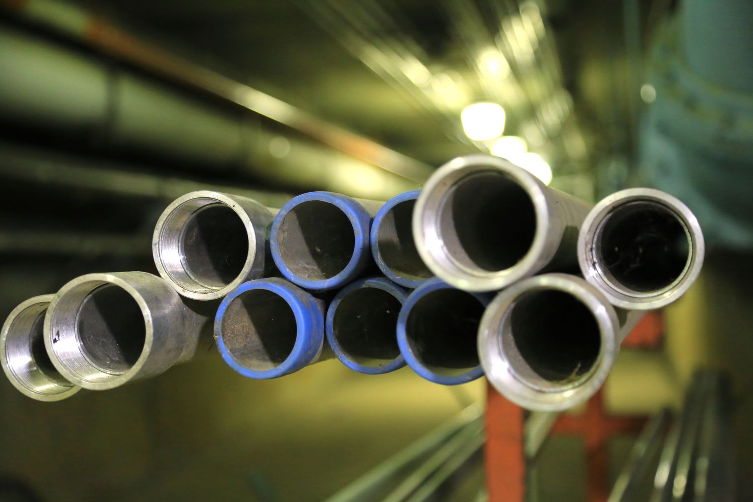 Variedade de tubos de conduíte em um canteiro de obras