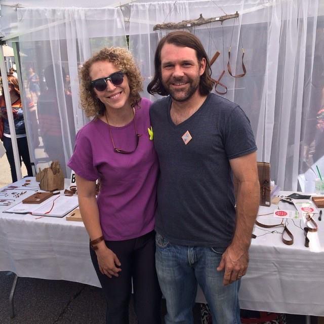 Katie Thompson y su marido en la Feria de Artesanía Renegada de Chicago