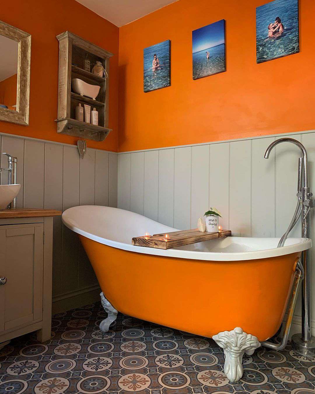 Salle de bain orange avec baignoire sur pied