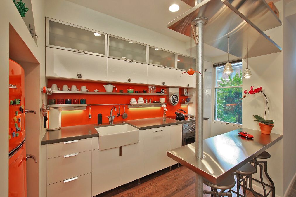 Leuchtend orange Küche