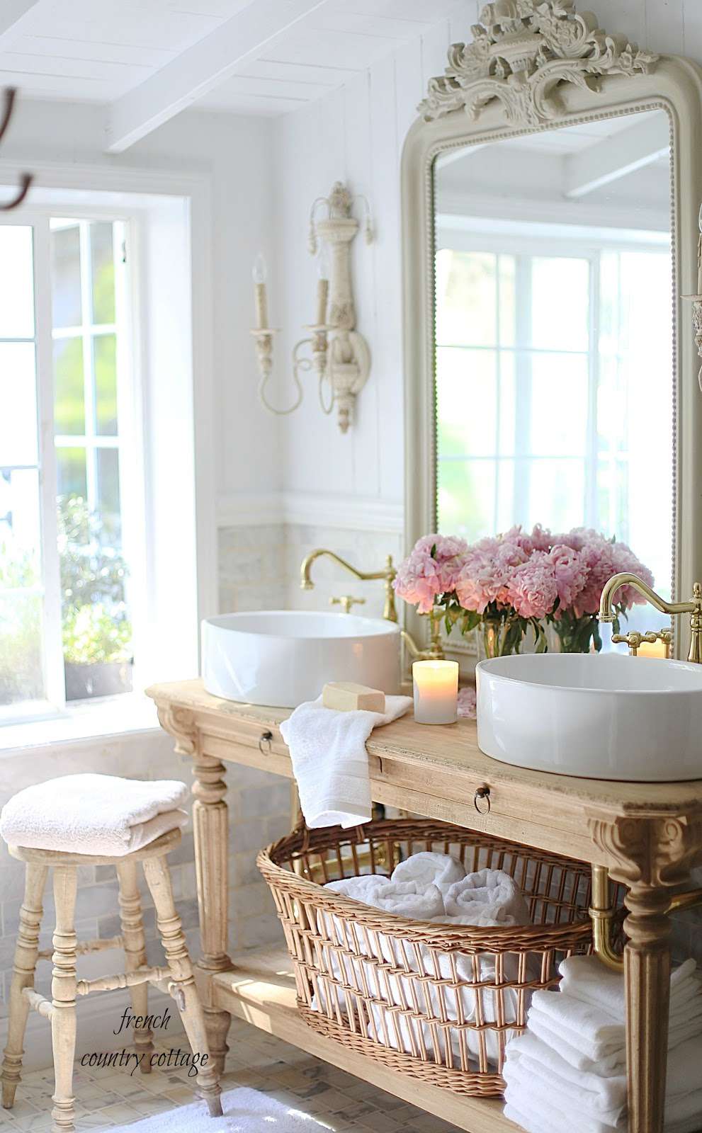 Badezimmer im französischen Landhausstil mit Doppelwaschbecken.