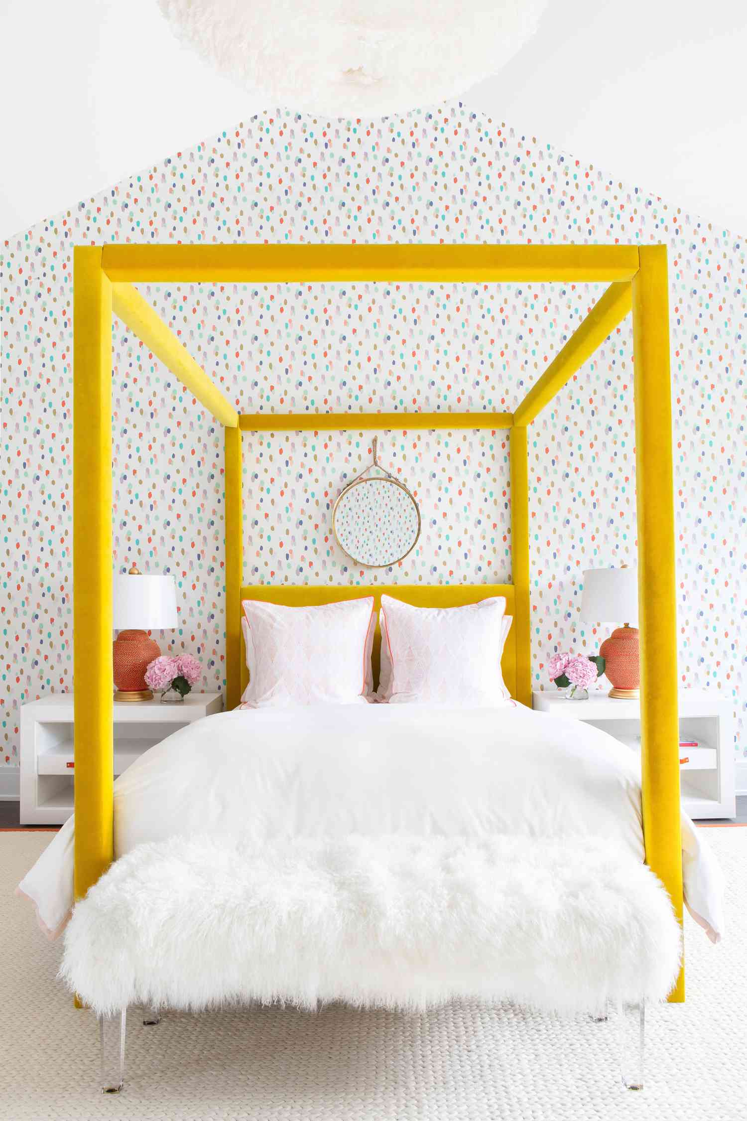 cama con dosel amarilla en dormitorio infantil
