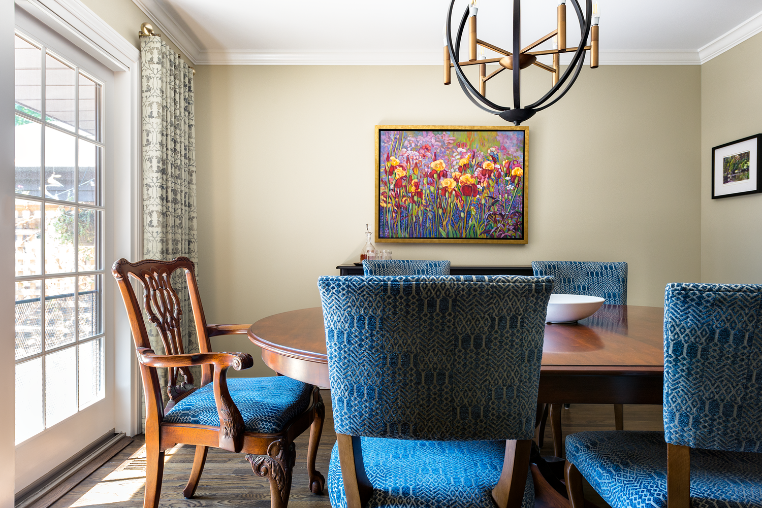 cadeira chippendale em uma sala de jantar formal com obras de arte