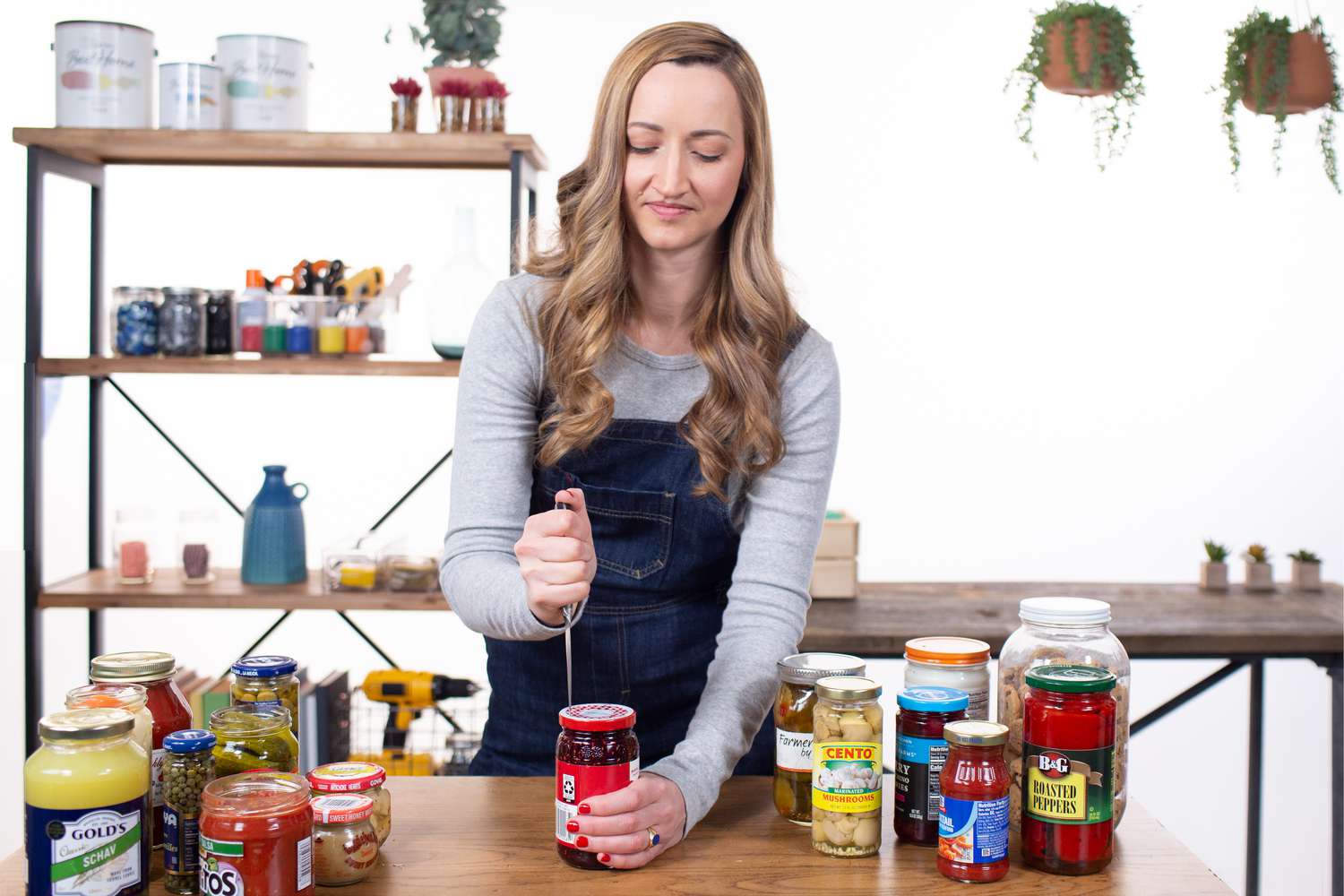 melanie using the knife method of opening jars