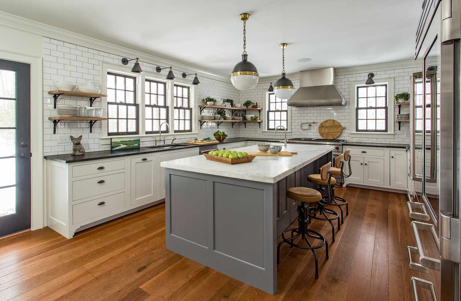 Küche mit Hartholzböden und mehrschichtigen Fenstern