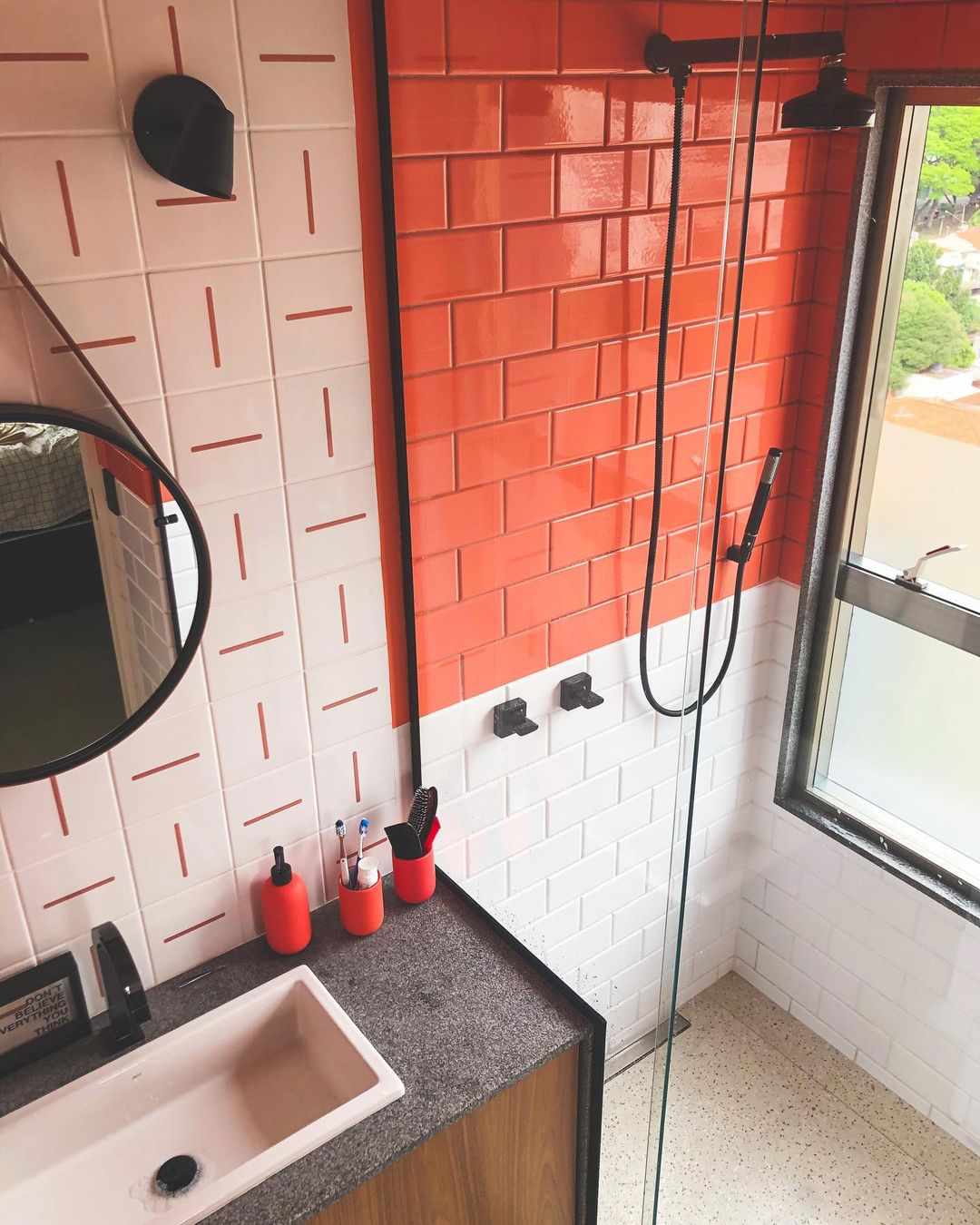 Badezimmer mit orangefarbenen Kacheln