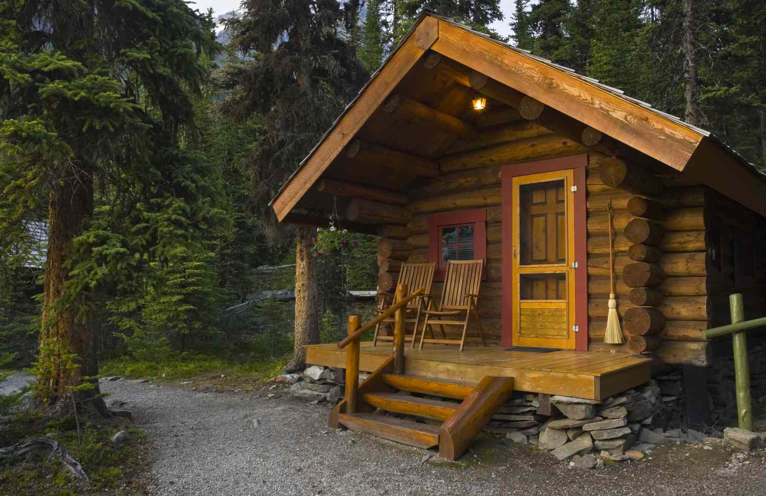 pequeña casa de madera en el bosque