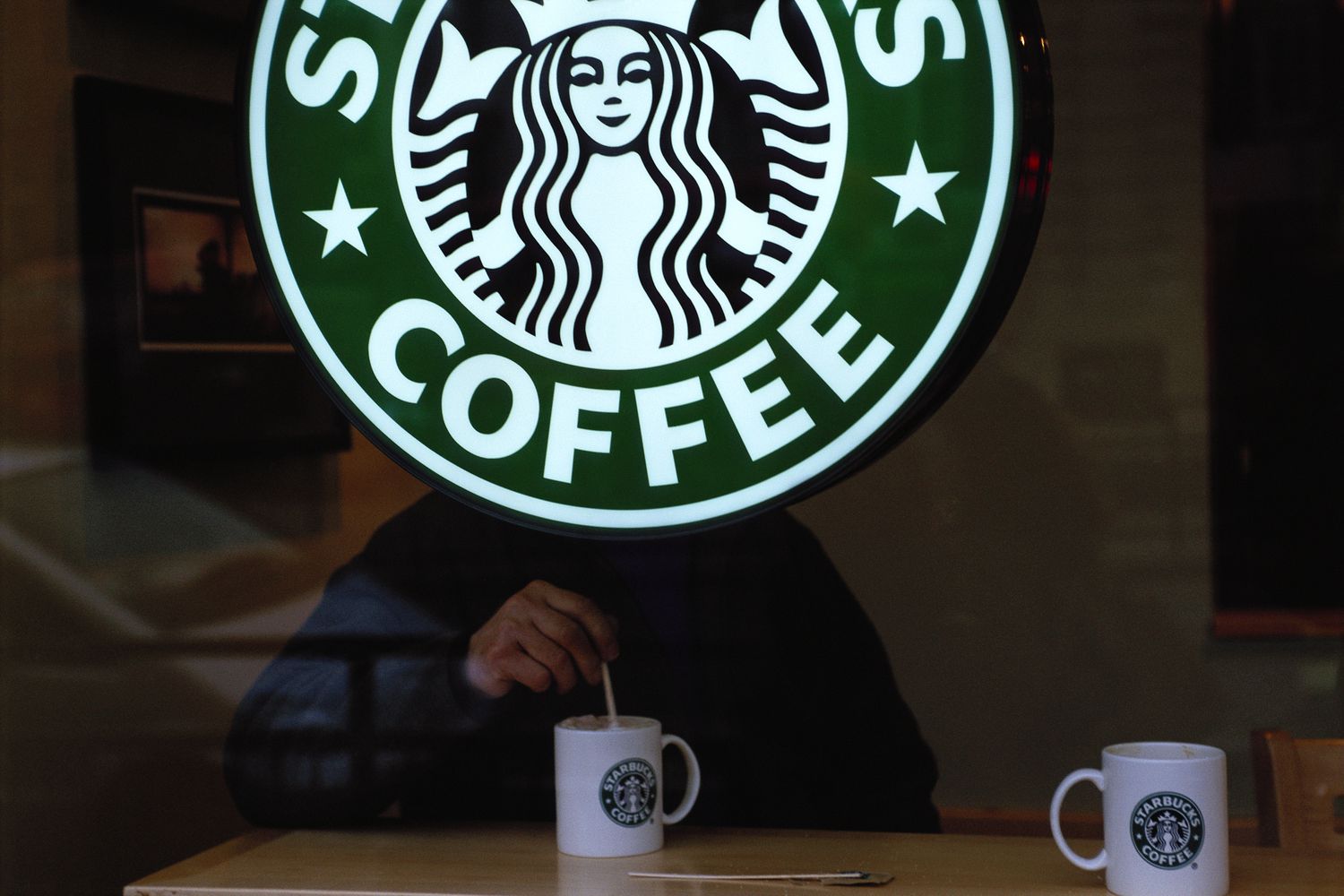 Kunde hinter Starbucks-Schild in London