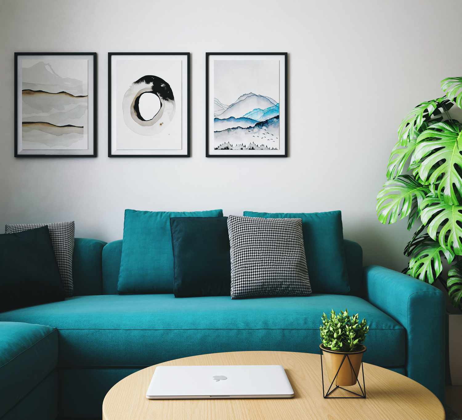 Sala de estar moderna com sofá azul-petróleo e obras de arte em preto