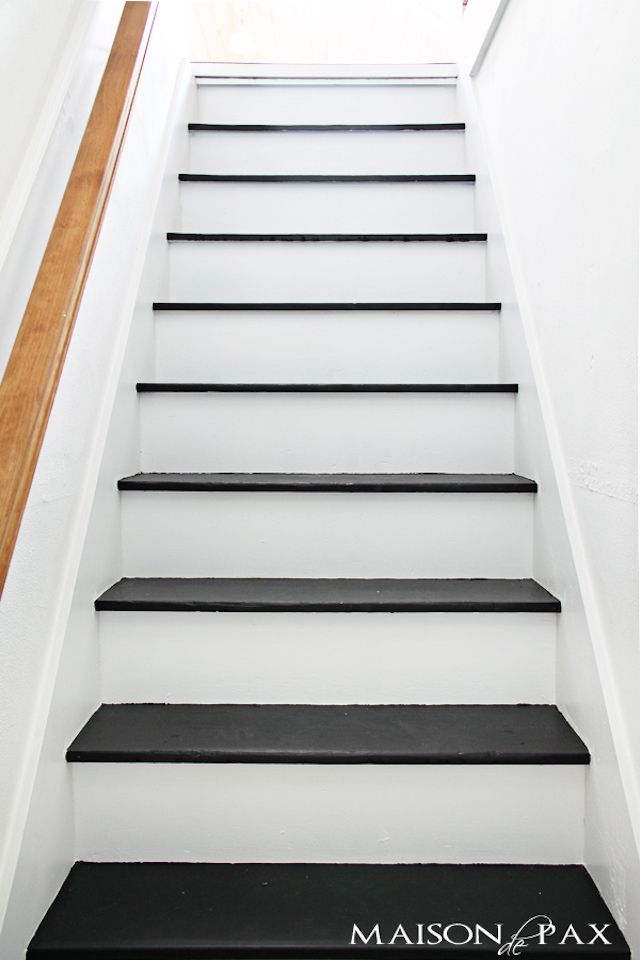Treppe mit schwarz gestrichener Oberseite