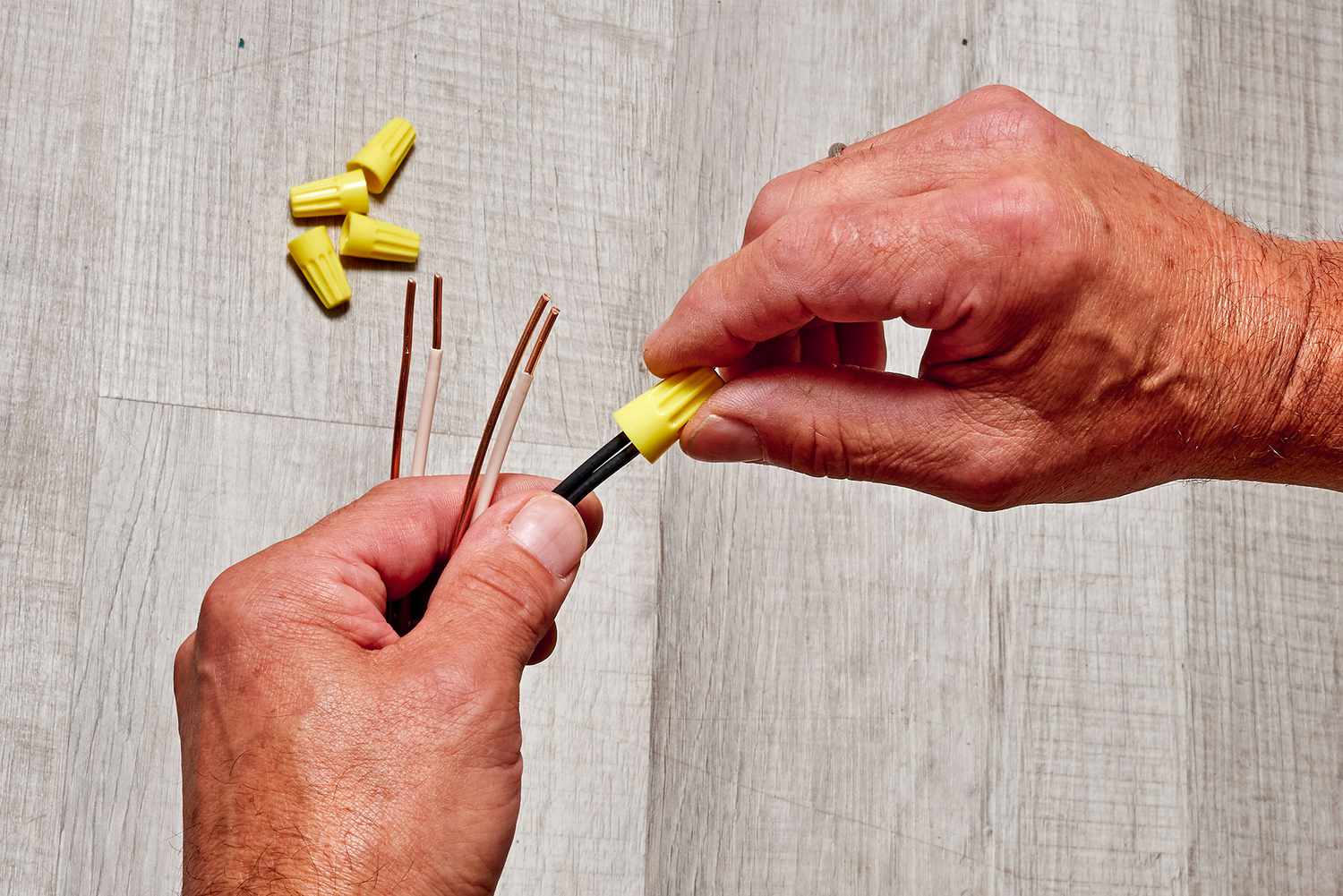 Los extremos de los cables introducidos en las tuercas amarillas y retorcidos