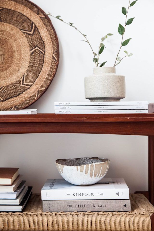 Console avec bol décoratif, vase, et livres dans les tons de champignon