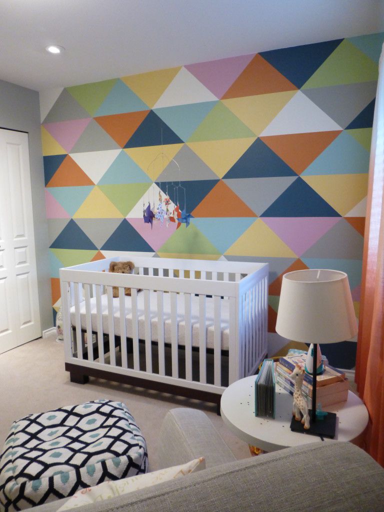 Chambre d'enfant colorée avec mur d'accent en triangle géométrique